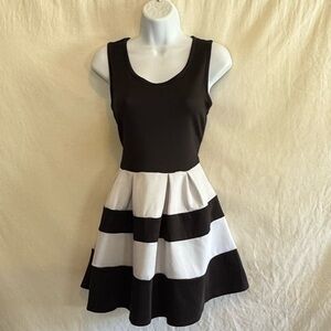 E-95 Ruby Rox Black & White Stripe Pleated Sleeveless Summer Dress Size 7‎